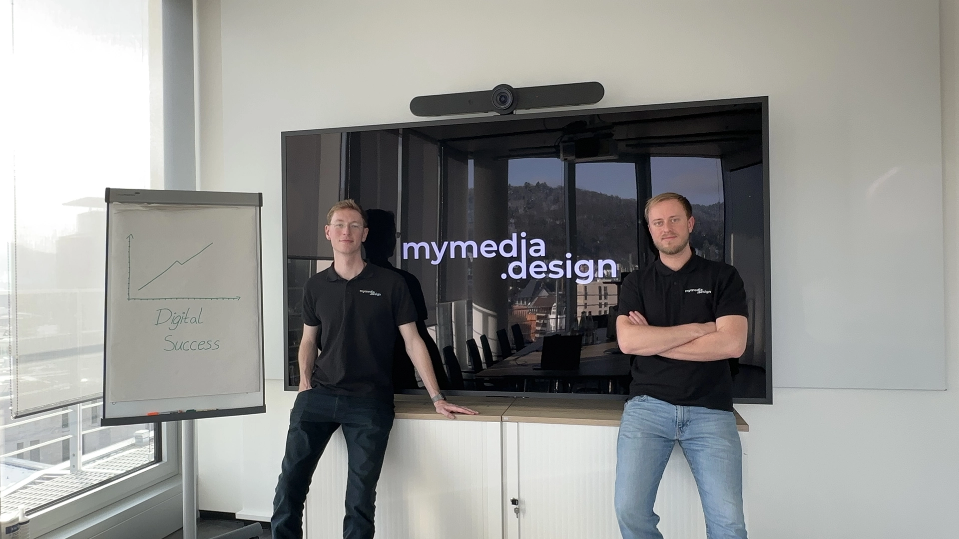 Steffen Lützner und Geschäftspartner vor mymedia.design Logo – Webdesign Agentur Nürnberg